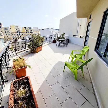 Apartment Penthouse With Large Terrace Close To Seafront *