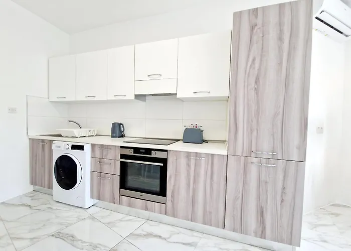 Appartement Penthouse With Large Terrace Close To Seafront *