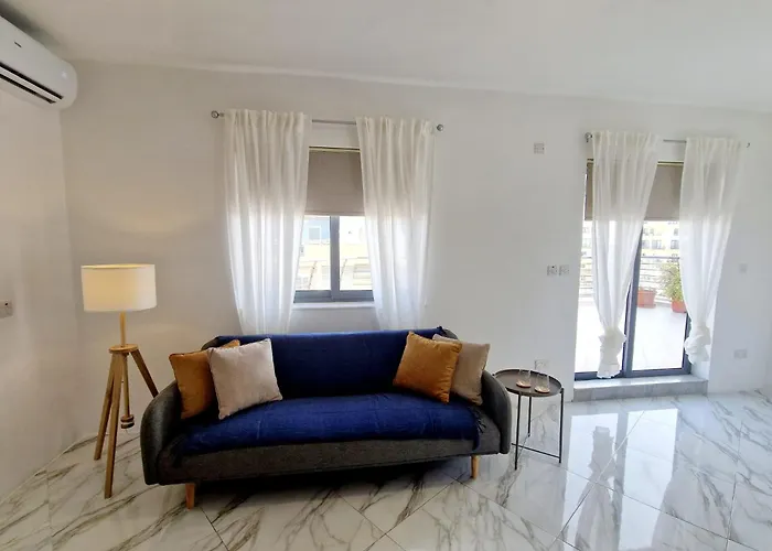 Appartement Penthouse With Large Terrace Close To Seafront *
