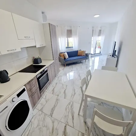 شقة Penthouse With Large Terrace Close To Seafront خليج سانت بول