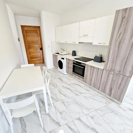 شقة Penthouse With Large Terrace Close To Seafront