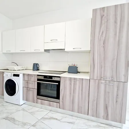 Apartament Penthouse With Large Terrace Close To Seafront *