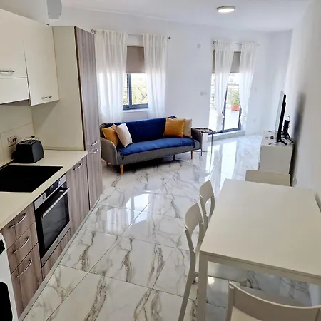 شقة Penthouse With Large Terrace Close To Seafront *