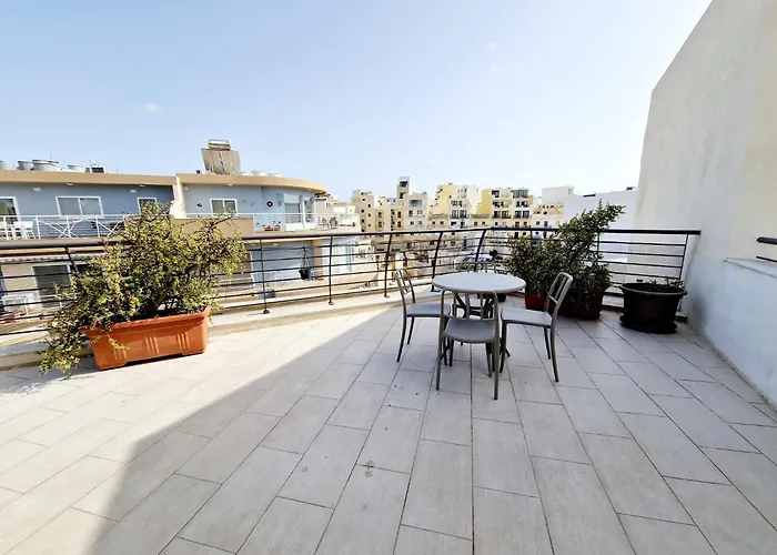 Penthouse With Large Terrace Close To Seafront Appartamento *