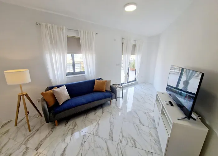 Penthouse With Large Terrace Close To Seafront *