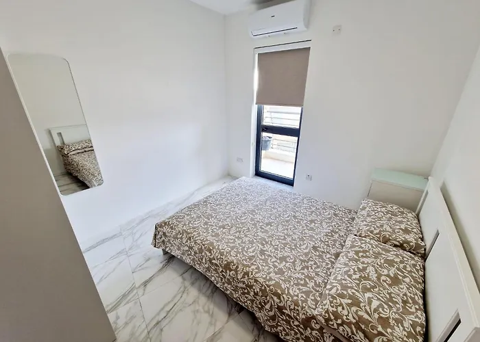 Penthouse With Large Terrace Close To Seafront 圣保罗湾城