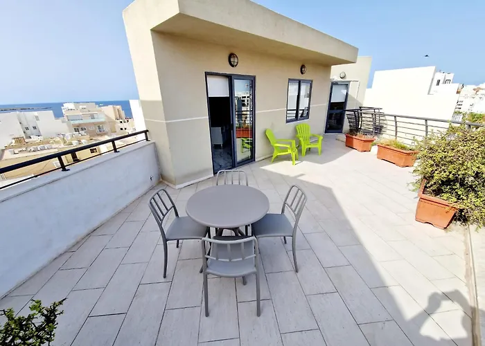 Penthouse With Large Terrace Close To Seafront 公寓