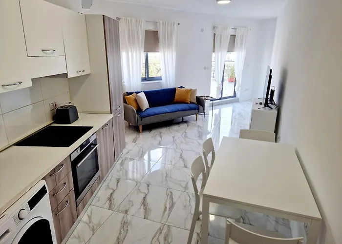 Appartamento Penthouse With Large Terrace Close To Seafront *