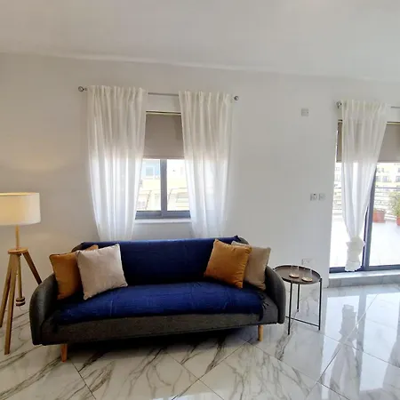 Apartment Penthouse With Large Terrace Close To Seafront *